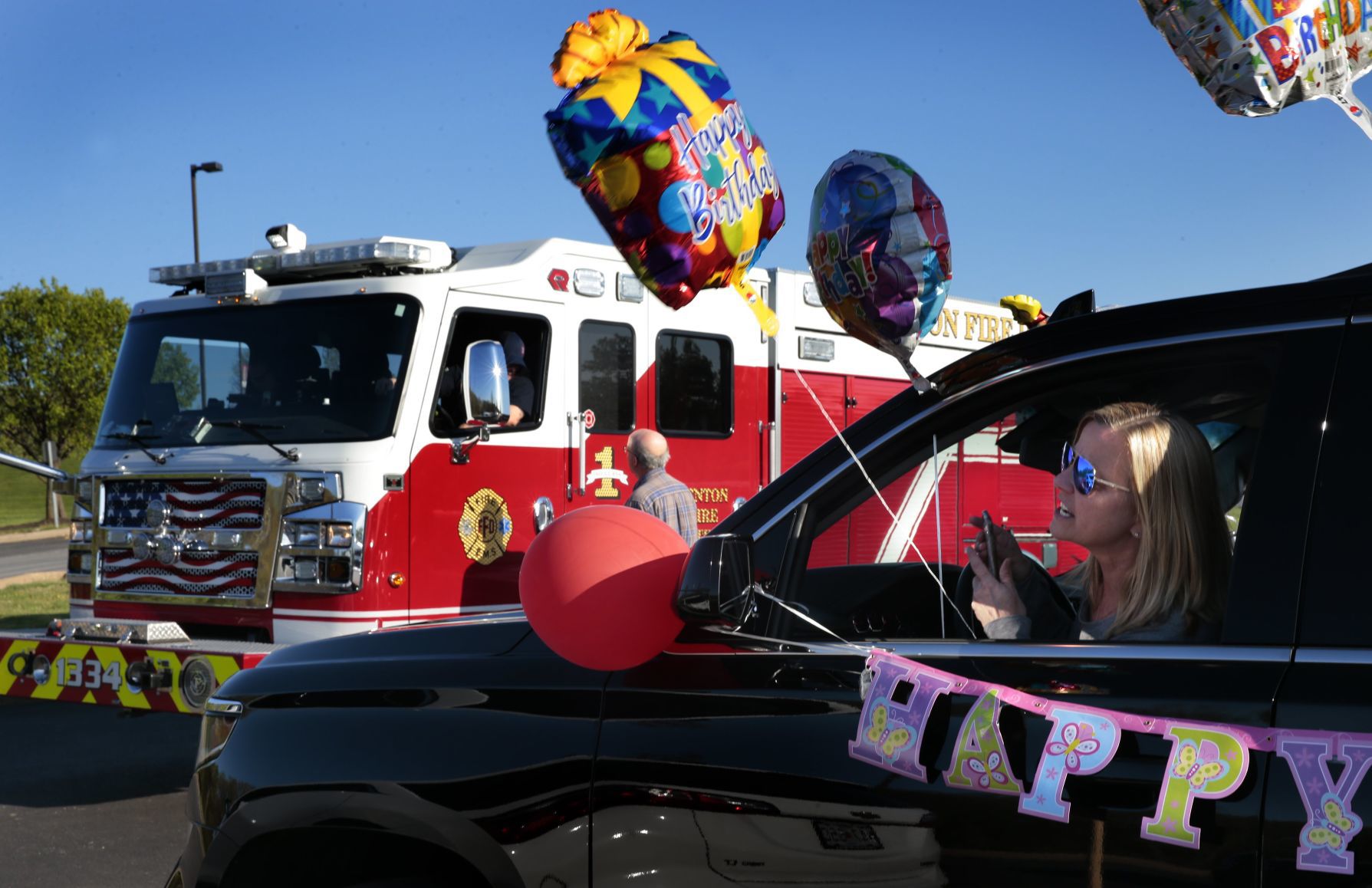 Circus performers gather for 9 year old's birthday quarantine parade